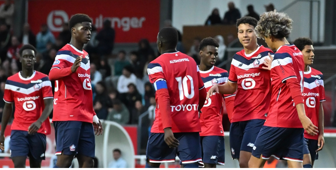 Evrack Nkounkou avec ses coéquipiers de la réserve du LOSC